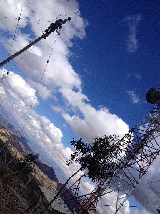 Construcción de linea de media y baja tensión