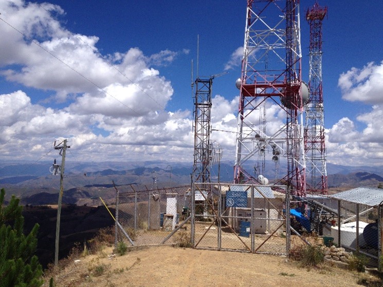 Construcción de linea de media y baja tensión